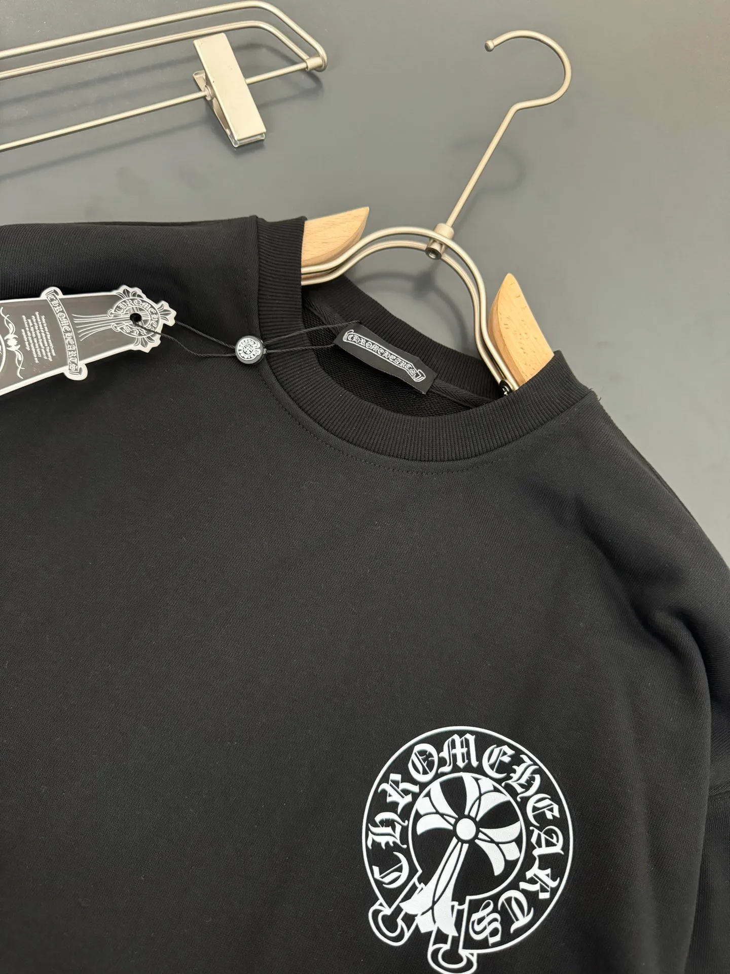 P230 Chrome Hearts*Chrome Hearts* The latest round-neck fashionable long-sleeved sweatshirt in autumn and winter, with printed logo design and 400 grams of pure cotton fabric! It is close to the skin and comfortable, durable and easy to wear. The original factory craftsmanship is meticulous. It is a must-have for casual wear. Size S M L XL XXL